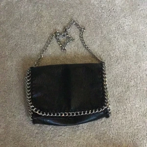 Tiamo väska  - Säljer denna tiamo väska då den inte kommer till användning och jag inte behöver den längre. Den har gått sönder på ett ställe som man kan se på sista bilden och man kan såklart få flera bilder på väskan privat!!💓💓