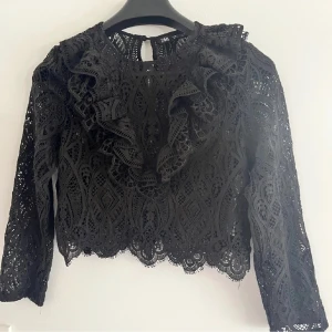 Skitsnygg populär blus från zara! - Säljer pga för liten vid bysten💗