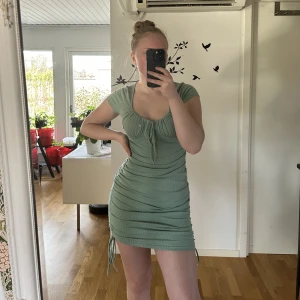 Grön klänning  - Säljer denna fina gröna klänning som passar perfekt till sommaren💚Den är i storlek S men passar både M då den är väldigt stretchig och man kan justera längden och bysten med hjälp av snörena 