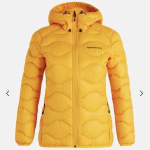 Säljer min gula ”Helium Down Hood jacket dam” från Peak Performance, storlek xs. Nypris: 2 600kr. Säljer pga för liten. Jackan är i bra skick och är perfekt för vår, höst och kalla sommarkvällar. Funkar även bra att ha på vintern. Kontakta vid frågor 🤍