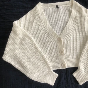 Stickad kofta - Jättesnygg skickad kofta ifrån H&M😻Orginalpris: 299 kr Nypris: 99 kr. Helt oanvänd❤️