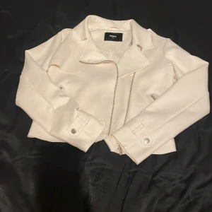 Vår jacka  - Fin material använd 1 gång 