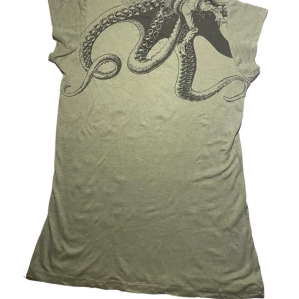 Skitcool bläckfisk T-shirt! Säljes då den inte kommer till användning, från märket sure. Säljer den för 120kr exkl frakt men kan också mötas upp i Stockholm! . T-shirts.