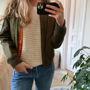 Bomberjacka  - Skit cool bomberjacka som passar perfekt nu till våren!😉 