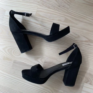 Mid Block Heel Sandal - Stilrena och fina klackar från NELLY som aldrig kommer till användning. Klackhöjd 8cm. Nypris 379 kr. 🥰