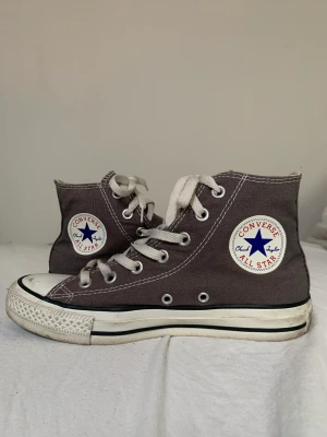 Converse  - Säljer ett par skit snygga grå/bruna converse💗 Köpta secondhand så är i använt skick men inga större defekter, skickar gärna bild närmre på skadorna! Säljer då de är för små för mig❤️