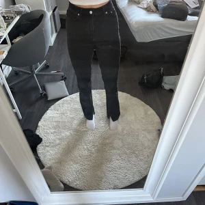 Jeans - Svarta raka jeans med slits. Från nakd. Storlek 32 men passar mig som brukar ha S/M