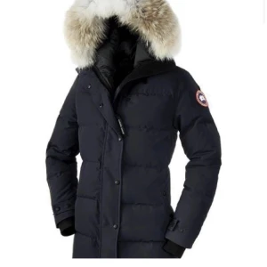 Canada goose jacka  - Säljer min äkta canada goose jacka som är sparsamt använd i storlek xs. Jag är 155cm och passar bra på mig men skulle även passa för längre. (Äkta päls) 