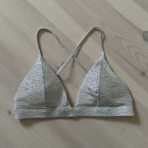 Silvrig bikini  - Bikini från H&M, använda fåtal gånger, väldigt bra skick. Det är st, 40 i både överdel och underdel, men skulle säga att dom är små i storleken. 