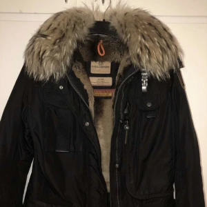 Jacka  - Parajumper jacka i storlek M. Jätte bra sick, inget fel med jackan. Säljer pågrund av fel storlek