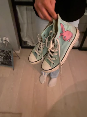 Unika converse  - Jättecoola converse & Playboy😍😍😍skor i storlek 38