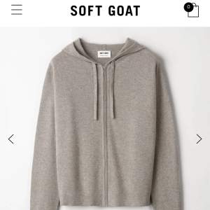 Säljer min super fina soft goat zip hoodie då den tyvärr inte kommit till användning💕💕 Den är i modellen ”relaxed hoodie”, köpt för några månader sen men är i väldigt bra skick🥰  Skriv för fler bilder/info