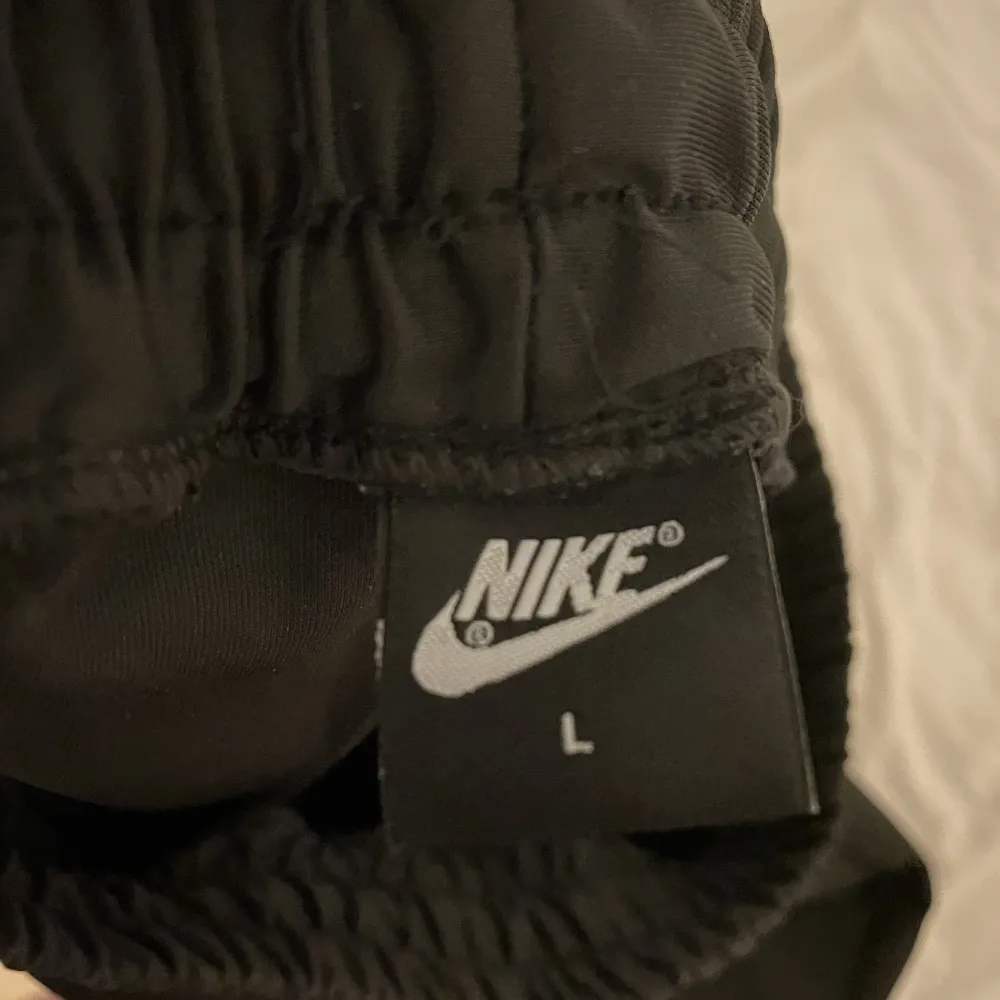 Nike byxor - storlek L , använt 1 gång. Ny pris 800kr. Jeans & Byxor.