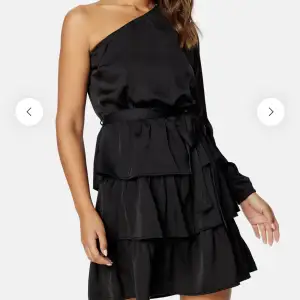 Säljer denna helt nya, oanvända klänning från bubbelroom då jag råkade beställa två och inte hann skicka tillbaka den ena. Superfin!