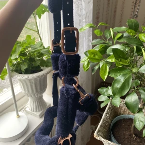 Grimma - Fluffgrimma jag köpte för 800kr men var fel storlek då de är till ponny och passar även på d ponny! Aldrig använd!✨