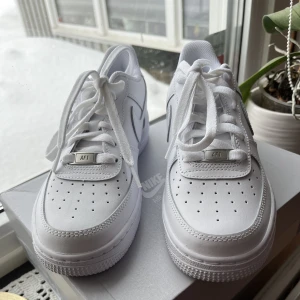 Nike Air Force 1 - Säljer mina sprillans nya Nike Air Force 1 som endast är testade. Säljer då dom var för stora för mig. Nypris 1150kr. Skriv för mer bilder. Köparen står för frakten 🤍🤍