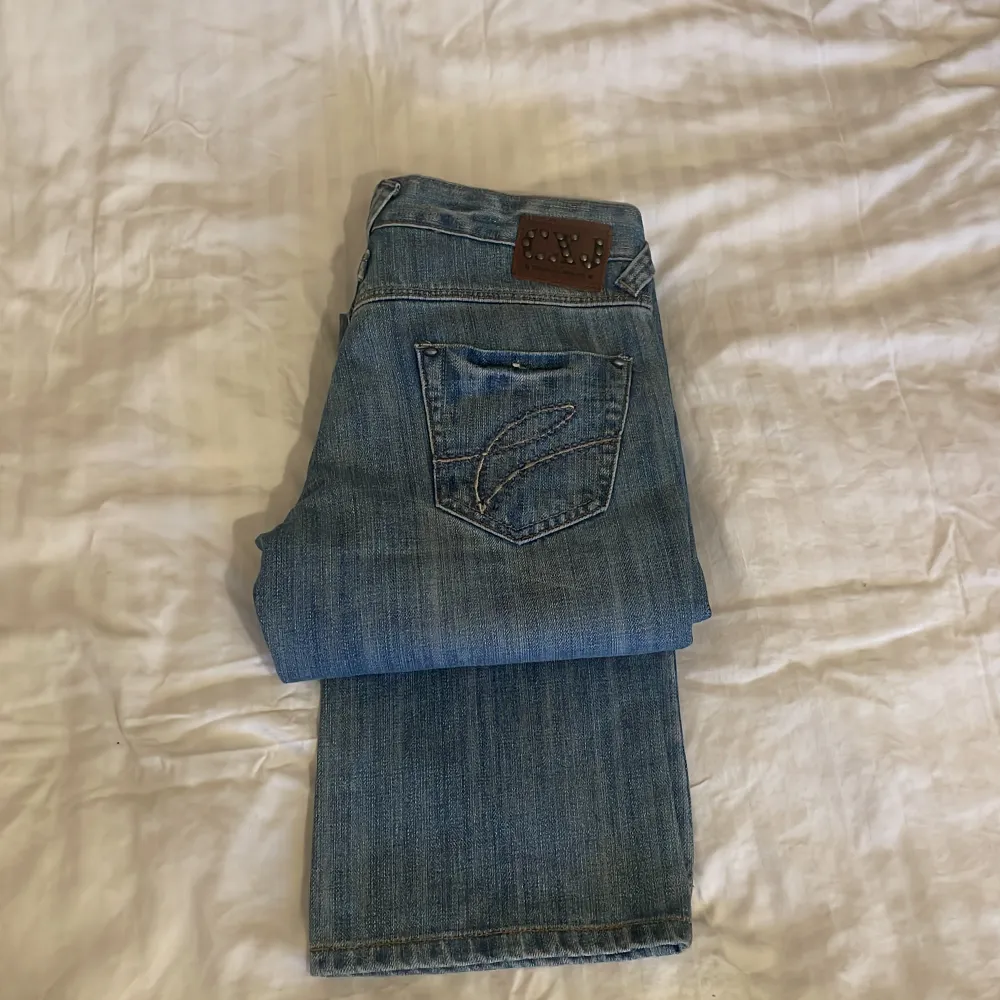 Lågmidjade jeans i storlek 32-34  Från cron-x. Perfekt längd för mig som är 166 men passar tyvärr inte i midjan på mig längre. . Jeans & Byxor.
