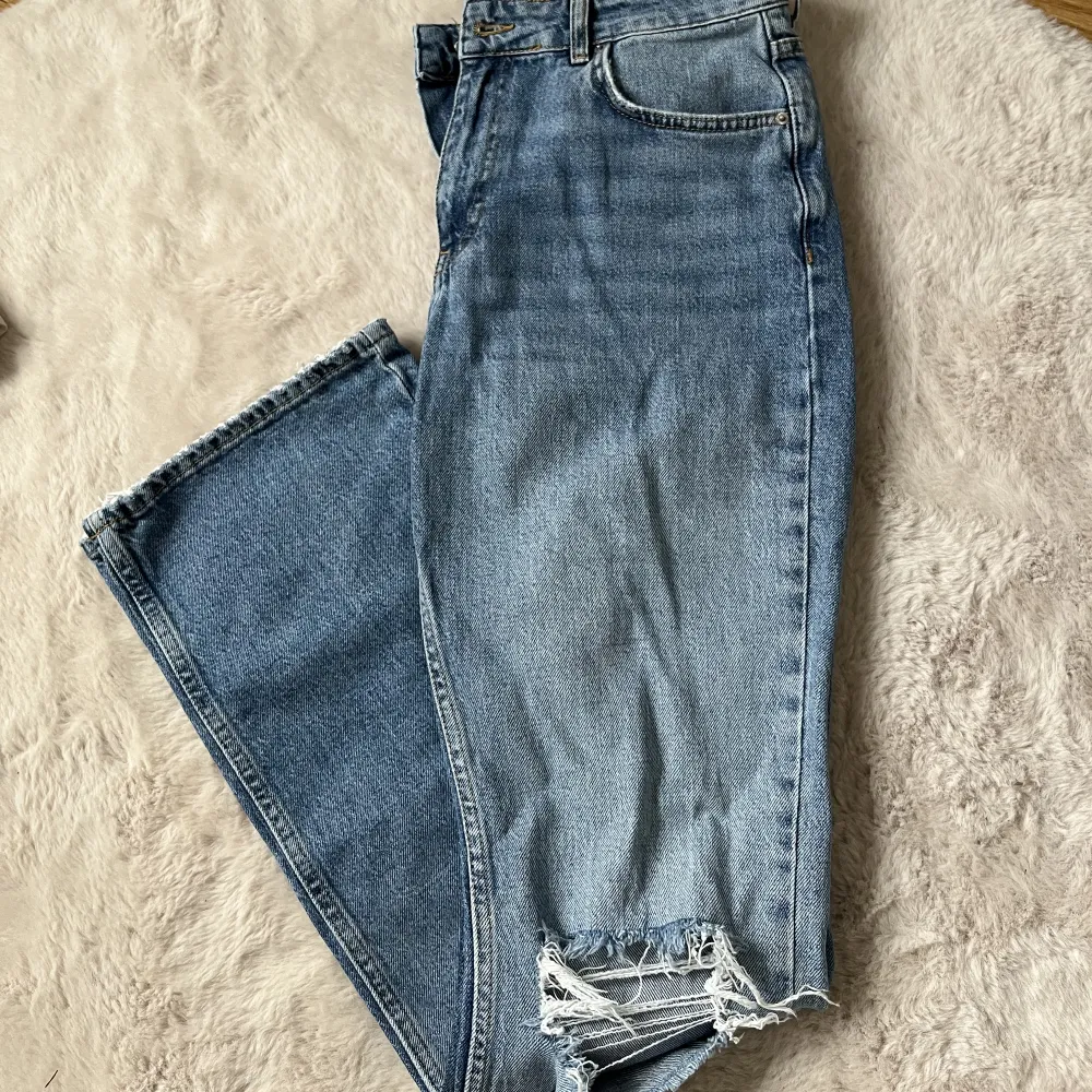 Full length jeans från Gina tricot i storlek 42, ganska tighta skulle jag säga nypris 500kr. Jeans & Byxor.