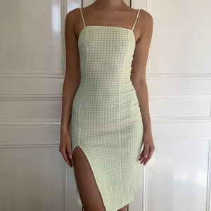 Rutig klänning - Rutig klänning från hm. Såg nån som sydde om den som på andra bilden så det e ett tips👍🏼