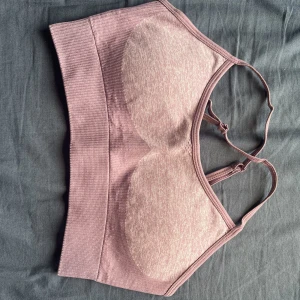 Sport-bh - Säljer min sport bh från shein för det kommer inte till användning aldrig använt💕💕den är i jätte bra material