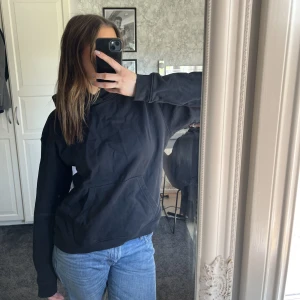 Svart hoodie  - Säljer denna hoodie då jag inte använder den längre. Knappt använd. 