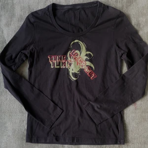 Söt svart tröja - Säljer den här svarta tröjan i storlek M. Den blev aldrig använd och trycker är fortfarande ny.