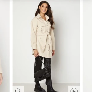 Kappa - Fin beige kappa i nyskick. Nypris 699kr Passar både s & m Från bubbleroom❤️ 