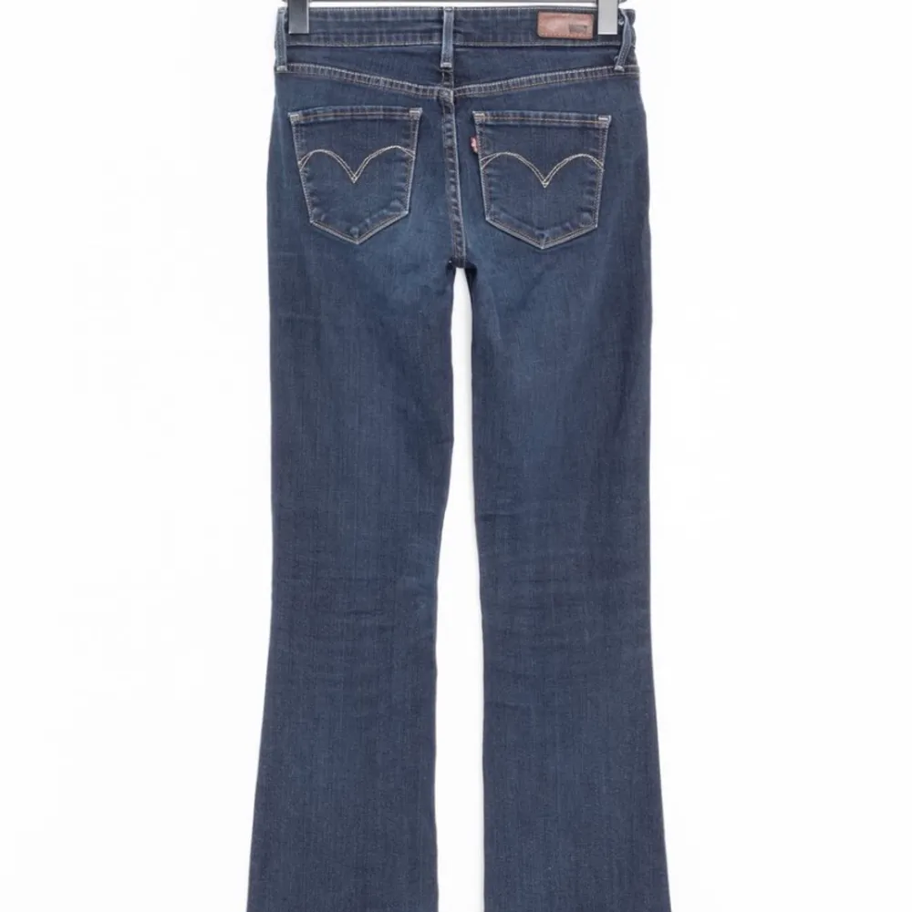 Funderar på att sälja mina lowrise levis jeans köpta secondhand. Är inte helt säker på att jag vill sälja för de e superfina men lite tajta på mig😍 modellen heter demi curve och är bootcut!. Jeans & Byxor.