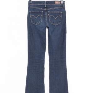 Funderar på att sälja mina lowrise levis jeans köpta secondhand. Är inte helt säker på att jag vill sälja för de e superfina men lite tajta på mig😍 modellen heter demi curve och är bootcut!