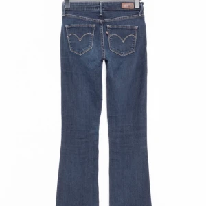 LOWRISE LEVIS JEANS - Funderar på att sälja mina lowrise levis jeans köpta secondhand. Är inte helt säker på att jag vill sälja för de e superfina men lite tajta på mig😍 modellen heter demi curve och är bootcut!