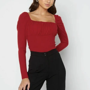 Tröja - Superfin röd långärmad tröja från zalando. Använd 1 gång på jul. Nyskick.  Nypris 419 kr.  Mitt pris 250 kr eller bud. 