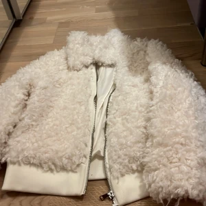 Jacka  - Säljer i ny skick. Alldrig använt. 