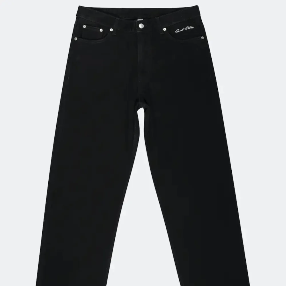 ett par svarta jeans ”big skate” från sweet sktbs! nypris 600kr. avklippta med innerbenslängd 73cm. passar mig som är 164cm. använda men bra skick fria från hål och andra slitningar! . Jeans & Byxor.