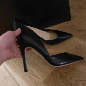 Klackar  - Svarta klackar endast andvända 1 gång inomhus storlek 36 E som nya.
