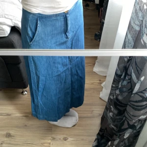 Jeans kjol vintage - En vintage jeans kjol i strolek 34. Använd en gång och i väldigt fint skick.