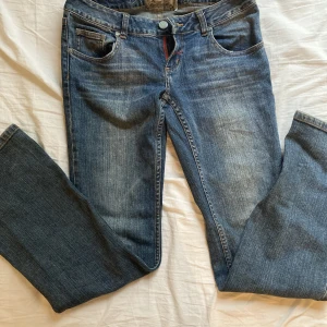 Flare jeans - Låga flare jeans. Passar storlek S