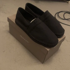 Lular linne skor - Jag säljer mina skor från gant som är helt oanvända och bara har legat i skokartongen, de är i storlek 38 och är i linne matrial de även inköpata sommaren 2022