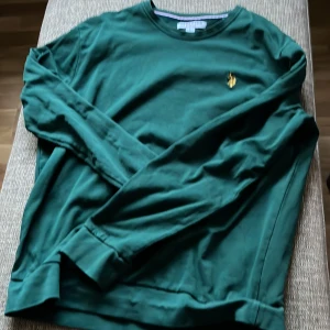 Skön sweatshirt från U.S POLO ASSN. - Super mjuk och mysig sweatshirt i storlek L. Näsan aldrig använt, säljer pga att jag inte använder längre