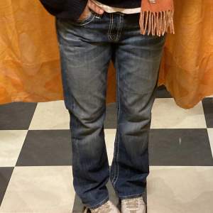 Y2K-jeans med lite bootcut från BKE Denim. Strl 30/32, sitter bra i längd och blir lite loose fit på mig som är 168 lång och har storlek 36!