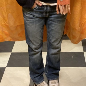 Y2K-jeans - Y2K-jeans med lite bootcut från BKE Denim. Strl 30/32, sitter bra i längd och blir lite loose fit på mig som är 168 lång och har storlek 36!