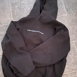 svart oversize hoodie med tryck på ryggen från New yorker, storlek S men som sagt oversize. köpt för 200kr nypris 100kr