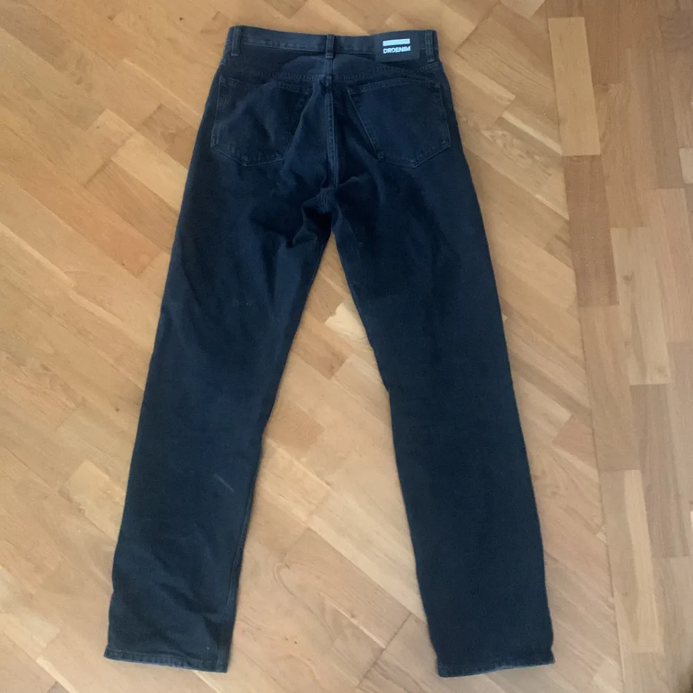 Svarta jeans från Weekday, passformen är regular fit i storlek 29x32 Köparen står för frakt eventuellt mötes.. Jeans & Byxor.
