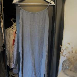 Dimblå klänning från hm i storlek M för 300kr