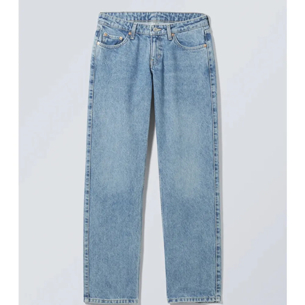 Säljer dessa lågmidjade arrow jeans från Weekday som är slutsålda på hemsidan. Är i strl 26/34 och perfekt längd för mig som är 175 cm💗. Dom är ljusare i färgen än på hemsidan. Är i färgen summer blue. Nypris 590kr.💗. Jeans & Byxor.