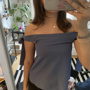 Bandoutopp - Gullig blå topp från asos, använd endast en gång. Kan skysteras vid armarna genom att man kan knyta den lite hur man vill. 💕