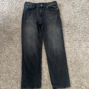 Svarta Gant jeans  - Jag säljer mina svarta Gant jeans eftersom de är för stora för mig. De är i väldigt bra skick och är självklart äkta. Orginal priset ligger  runt 1000kr. Kan sänka priset vid snabbt köp. 