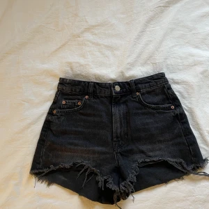 Shorts från Zara  - ny pris 350 men säljer för 150 🦋 säljer pga för stora för mig (nyskick aldrig använt) perfekt till sommaren 