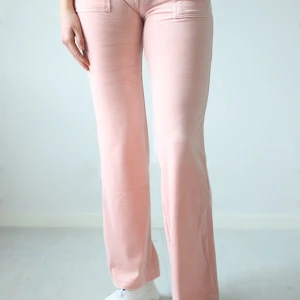 Juicybyxor - Jätte söta ljusrosa Juicybyxor i storlek xxs, har inte kunnat ha de så mycket eftersom att de är för långa. Därför är de lite smutsiga längst ner vid byxan men inget man tänker på. Skriv gärna ett mejl om du är intresserad🌸❤️Högre prisförslag större chans☺️