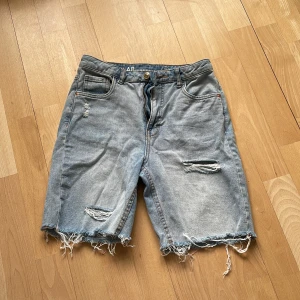 Jeans shorts - Säljer de här jätte fina shortsen då de inte kommer till användning längre, storlek är 158 men skulle säga att det är en xs ❤️