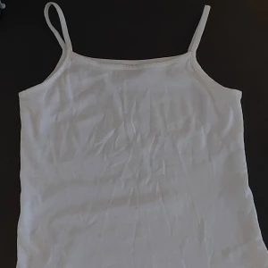 Vitt Linne - Ett vitt linne från Lindex. Har används ett fåtal gånger. Säljer för det är för litet,jag tror det är storlek Xs.  Jag vet inte riktigt hur det fungerar när jag ska skicka plagget så det kanske tar lite tid😁